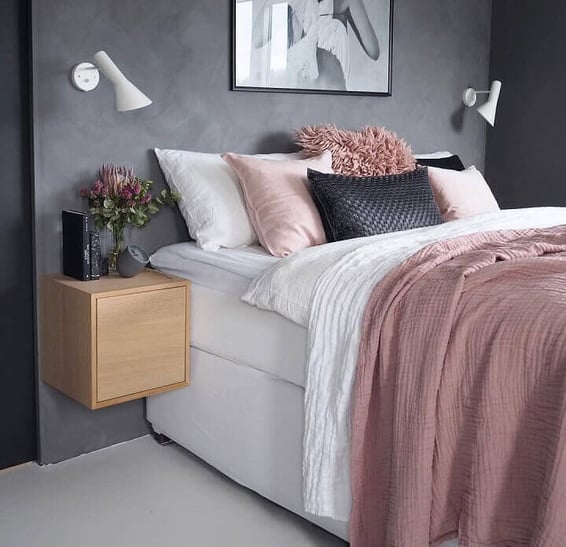 decoração-jovem-para-quarto-cinza-e-rosa-com-criado-mudo-de-madeira-Foto-Zozu